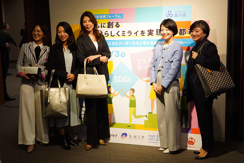 森澤区長と及川代表、参加者の画像