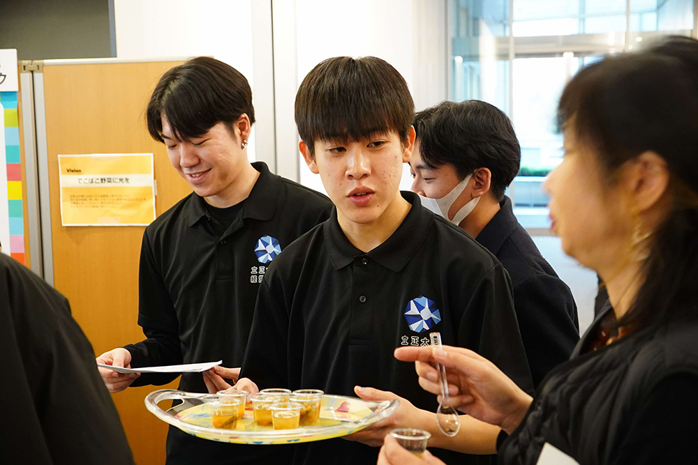 スープを試食する学生の画像