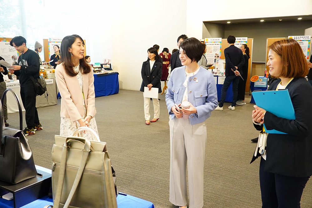 視察する森澤区長の画像