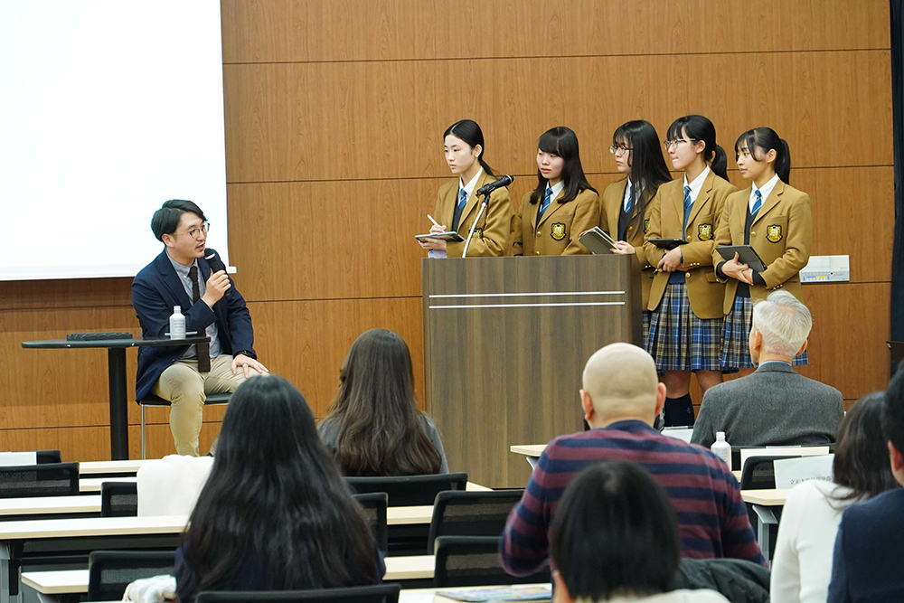 講評を受ける品川女学院の学生