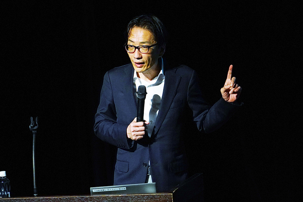 講演する湯浅さんの画像