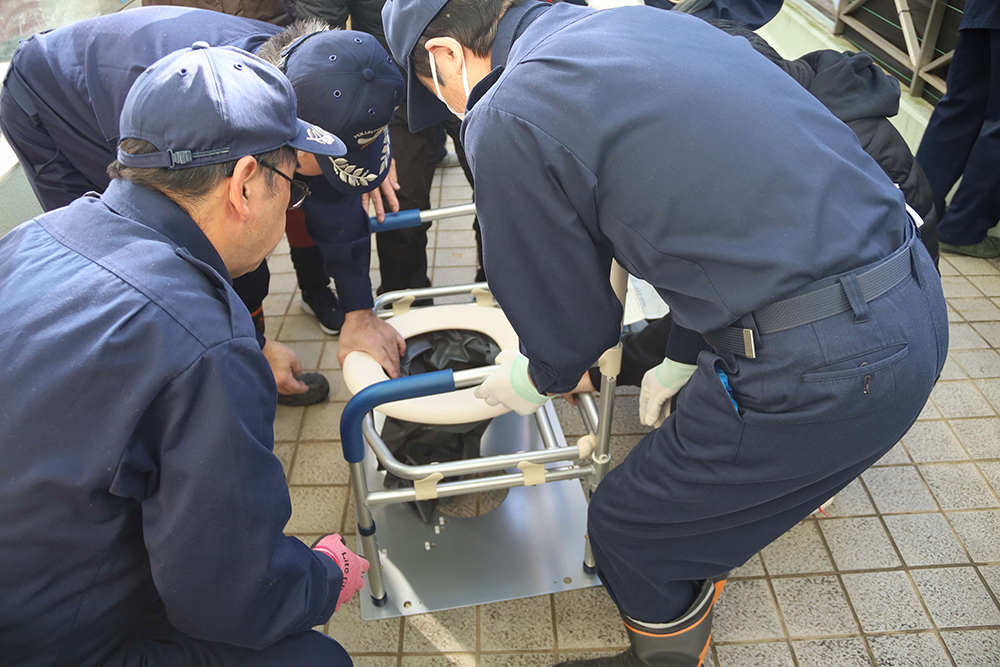 仮設トイレを組み立てる様子の画像