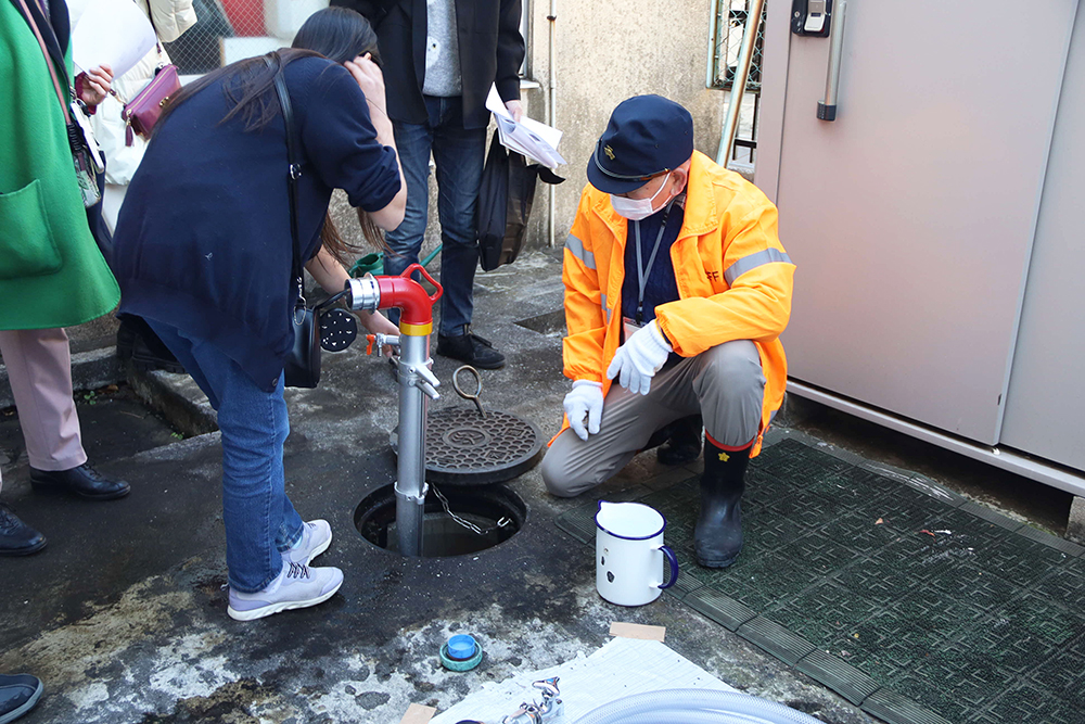 パイプスタンドを使った給水訓練の画像