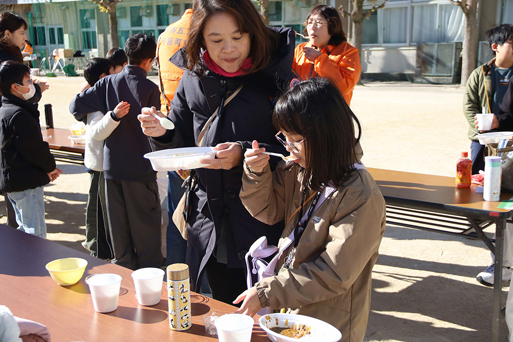 カレーを試食する親子の画像