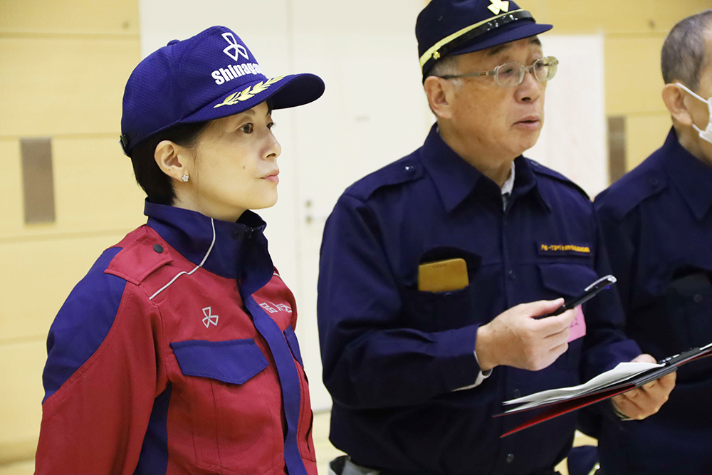 町会長と話す森澤区長の画像