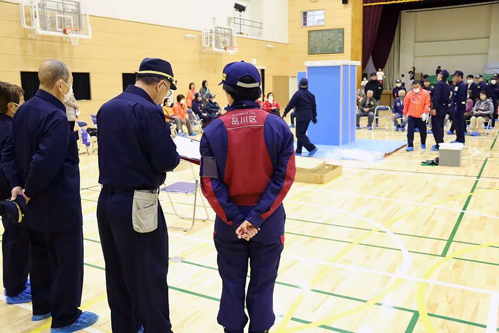 訓練を見学する森澤区長の画像