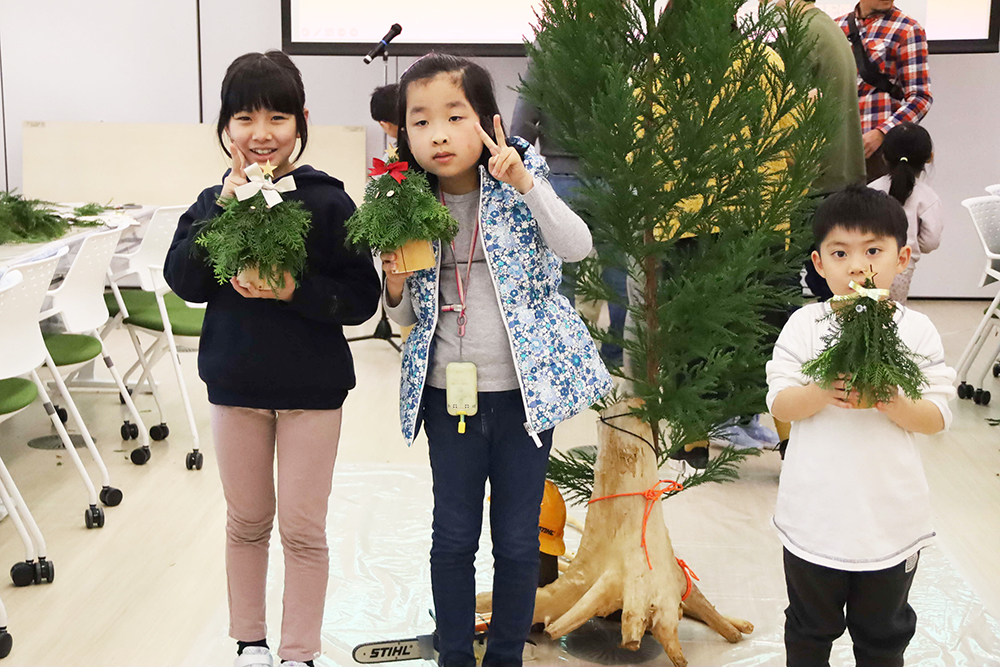 記念撮影をする子どもたちの画像