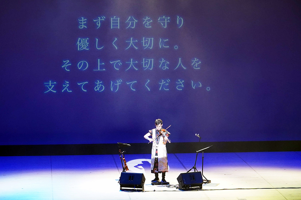 「冥王」を演奏している写真