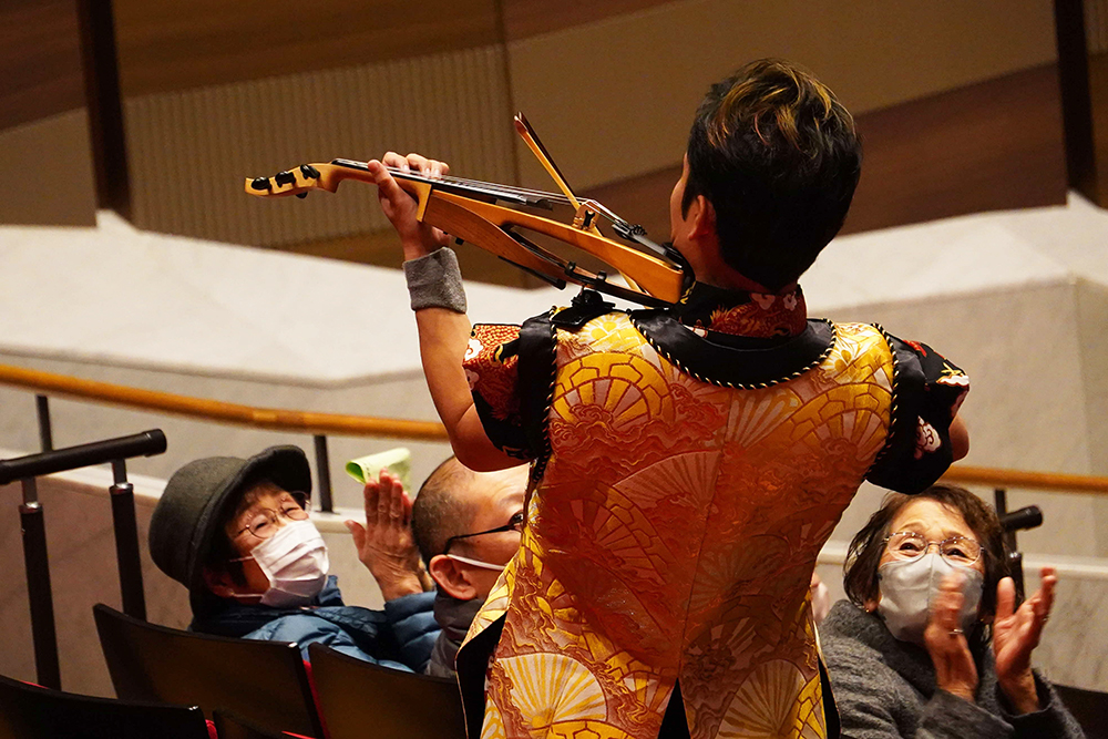 アンコールで演奏している写真