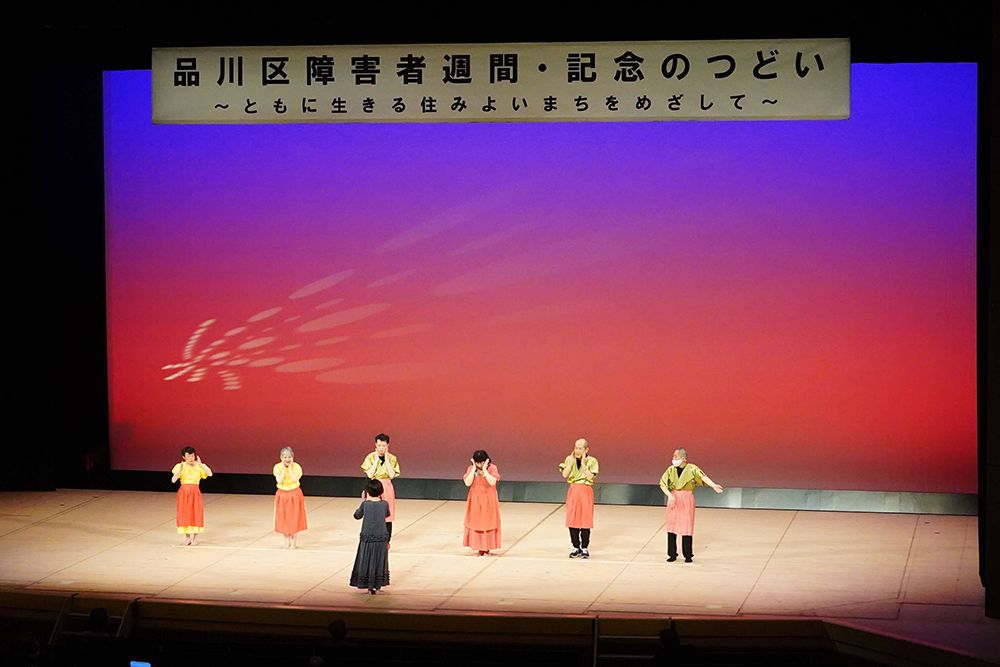 ステージで披露している写真