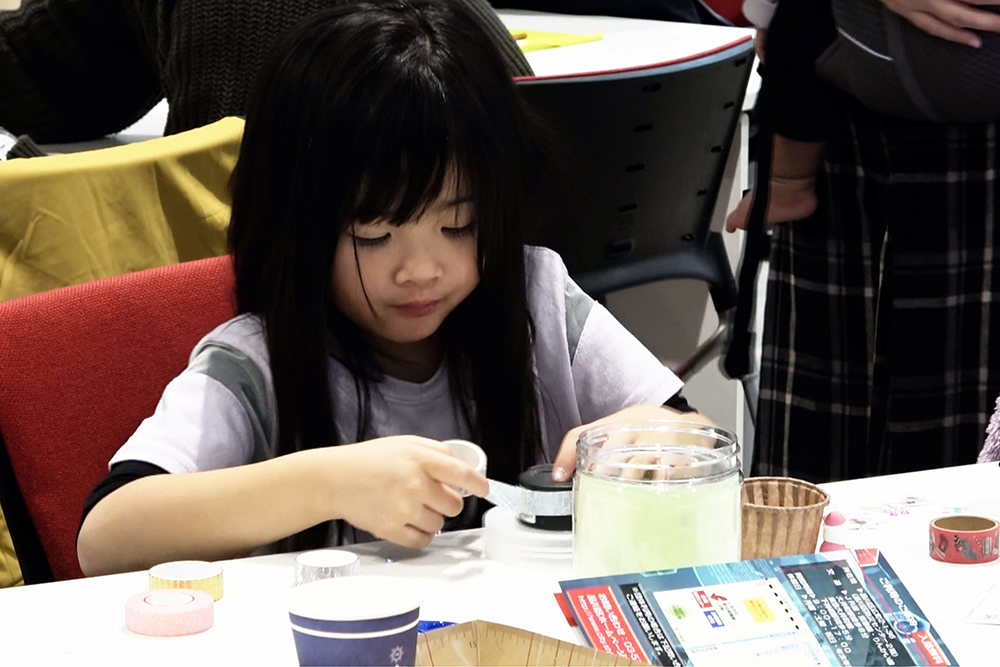 夢中で作業している子どもの写真