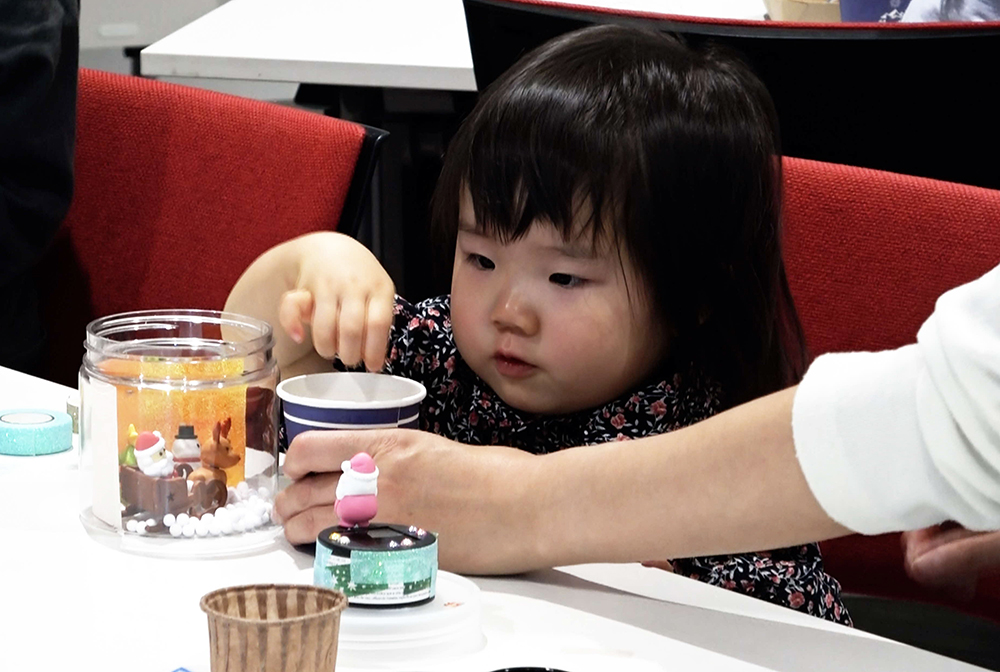 夢中で作業している写真