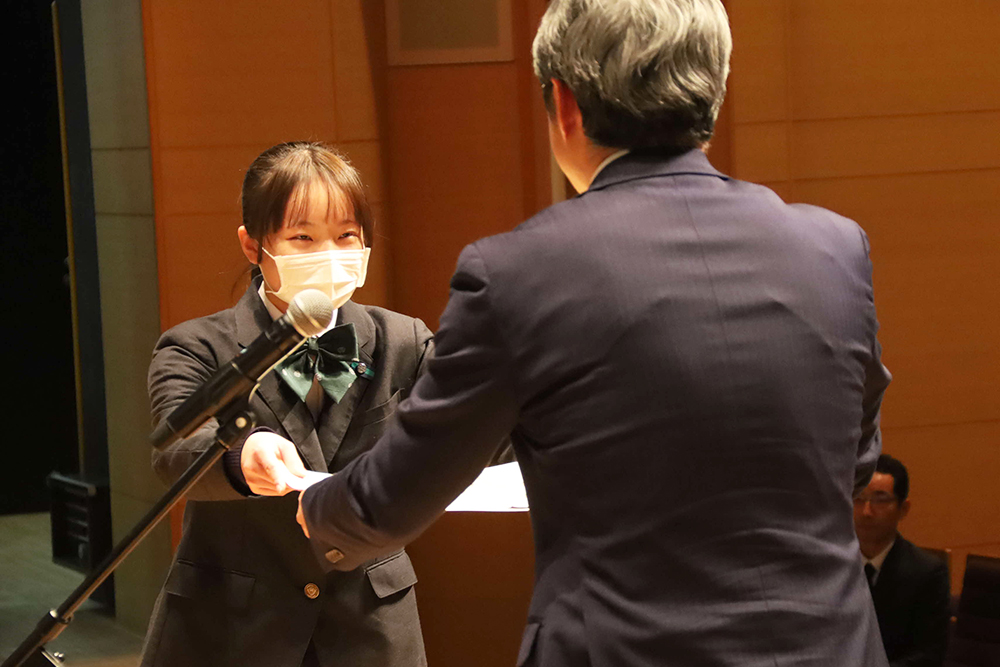 表彰状を受け取る生徒の画像