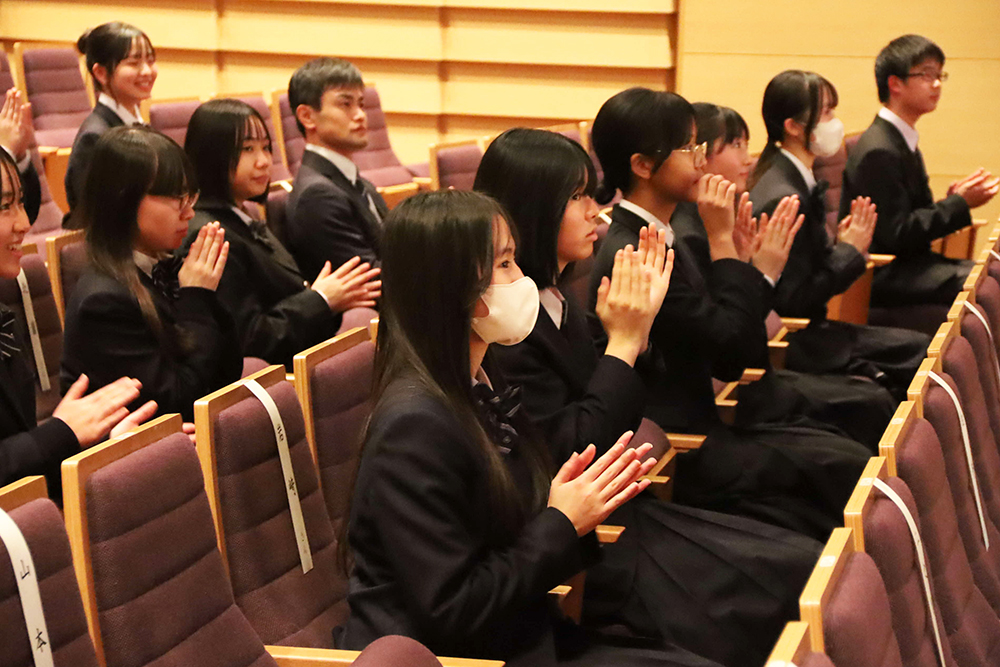 拍手する受賞者の画像