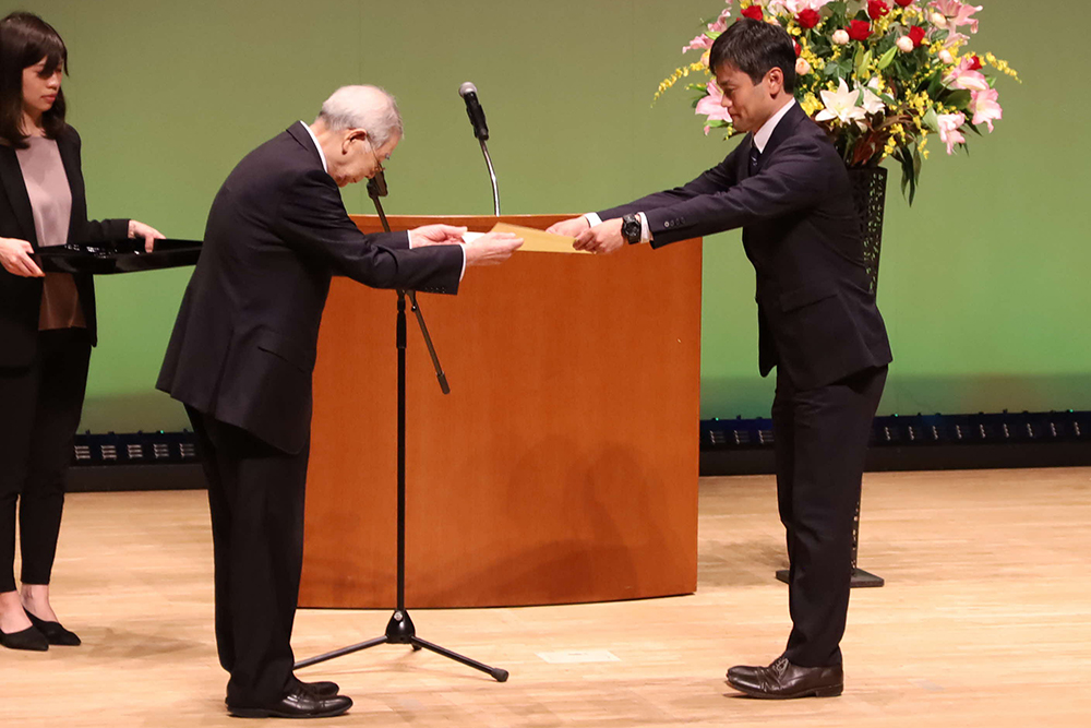 荏原第六中学校に感謝状を渡す画像