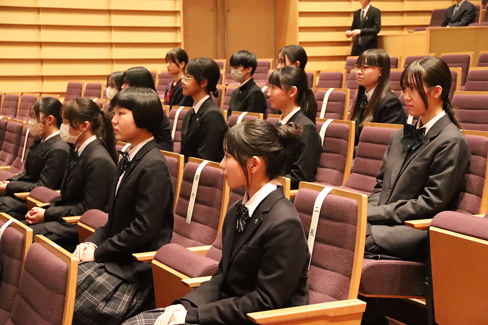 話を聞く受賞者の画像