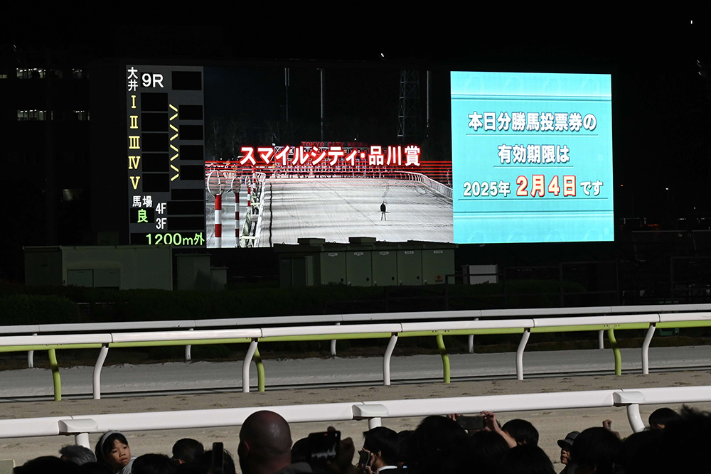 大型ビジョンに映し出された区のプロモーション