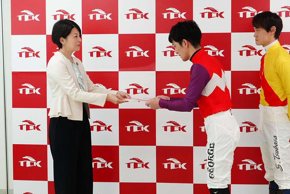 和田騎手から森澤区長へ贈呈される画像