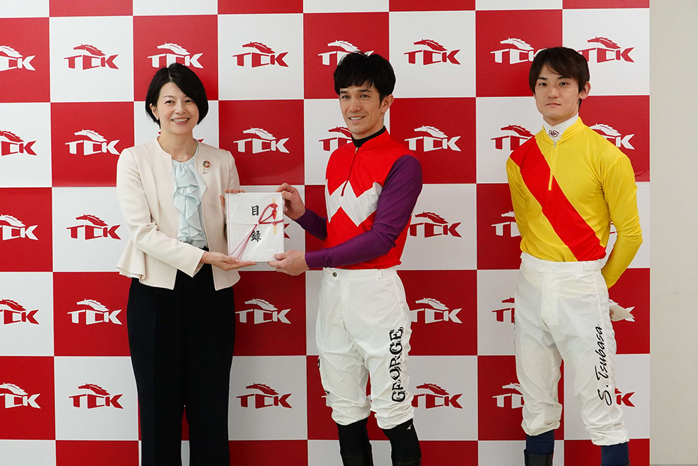 森澤区長と笹川騎手、和田騎手による記念撮影