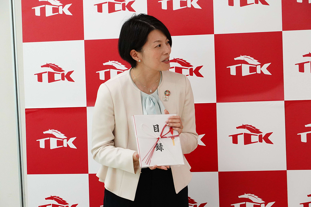 贈呈をされお礼を伝える森澤区長の画像