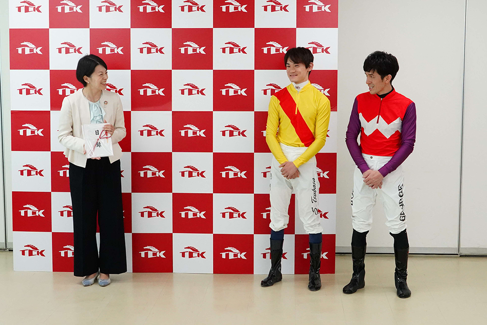 森澤区長と笹川騎手、和田騎手の画像