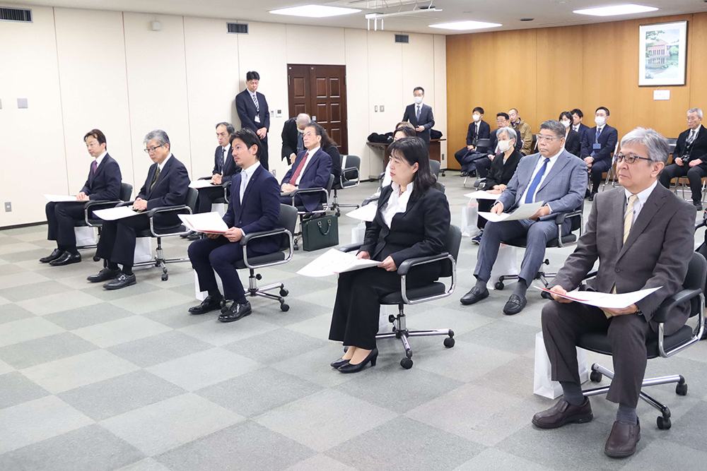 話を聞く参加者の画像