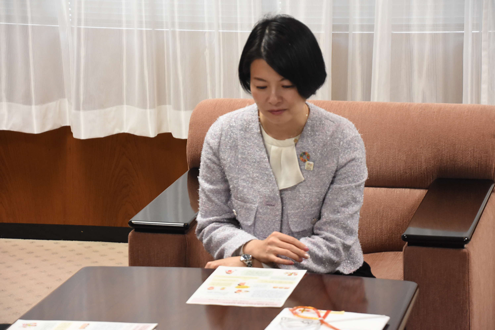 資料を読んでいる区長の写真