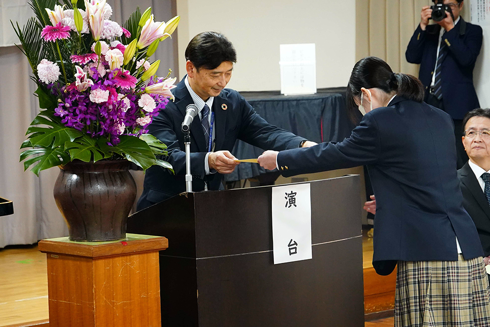 賞状を受け取っている写真