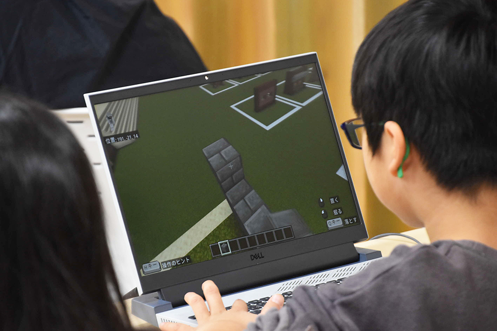パソコンを操作し制作する子どもの画像