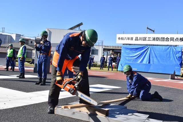 チェーンソーで木材切断をする画像