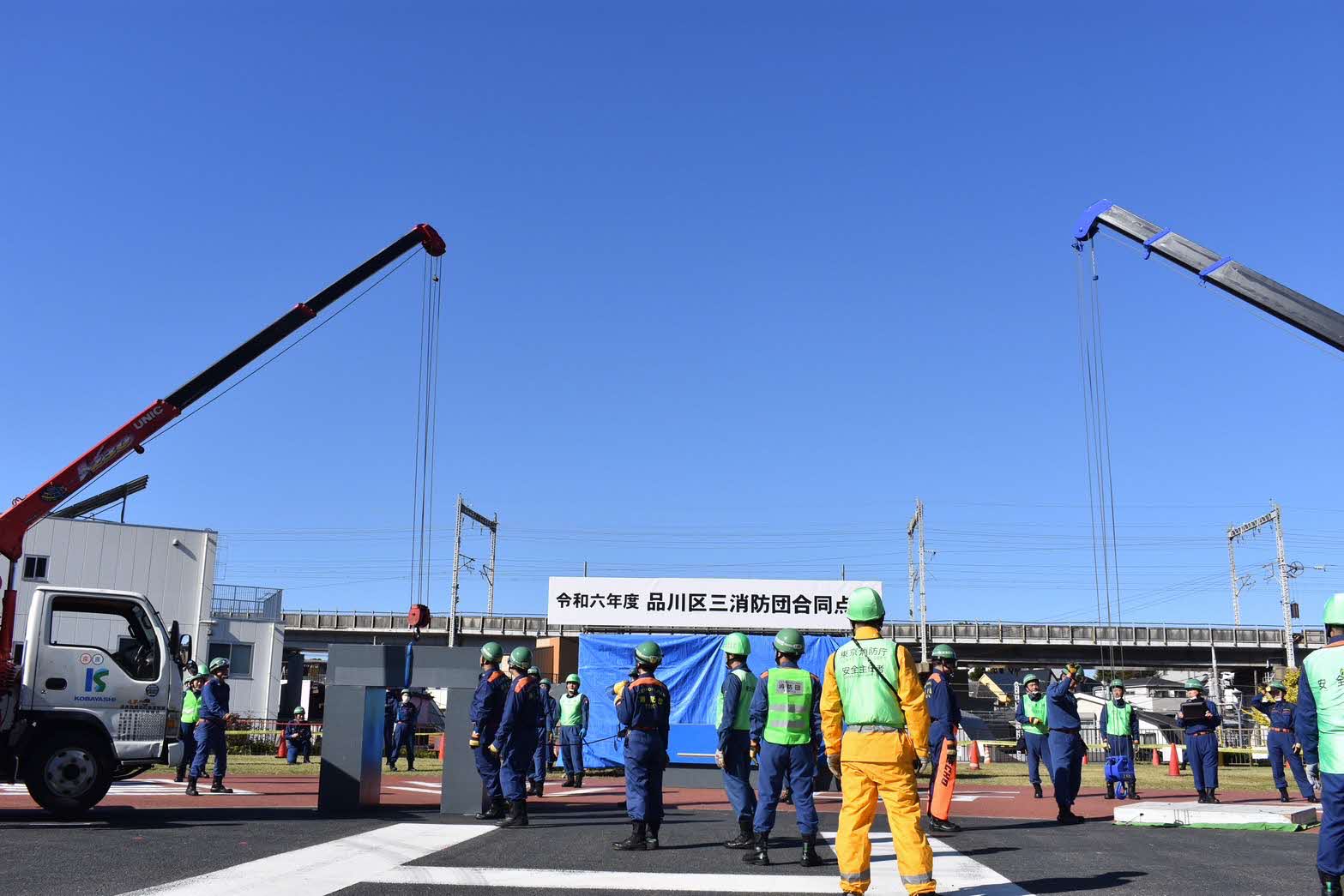 ユニック車を活用した道路啓開活動訓練の画像