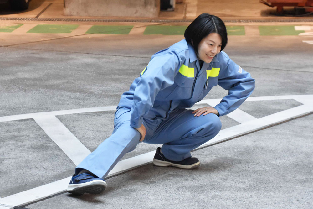 準備運動をしている様子の写真