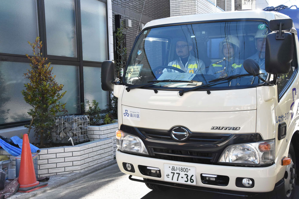 ごみ収集車に乗っている様子の写真