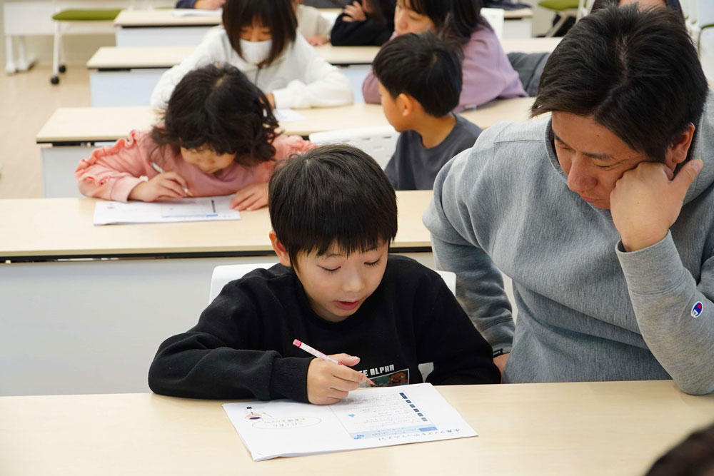 クイズを考えている様子の写真