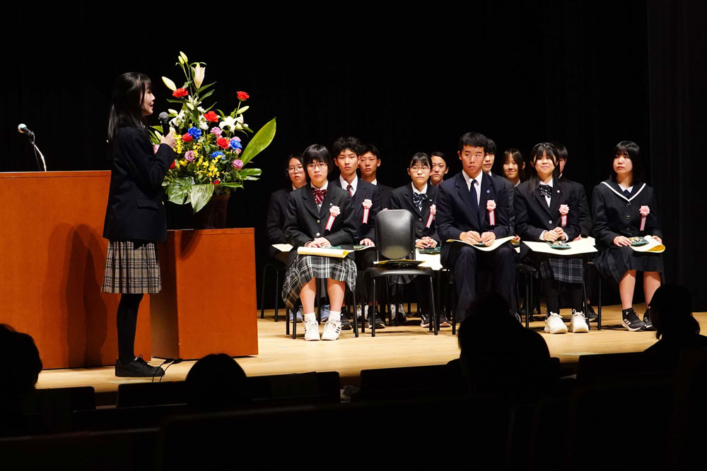 賞を取った人が発言している様子の写真