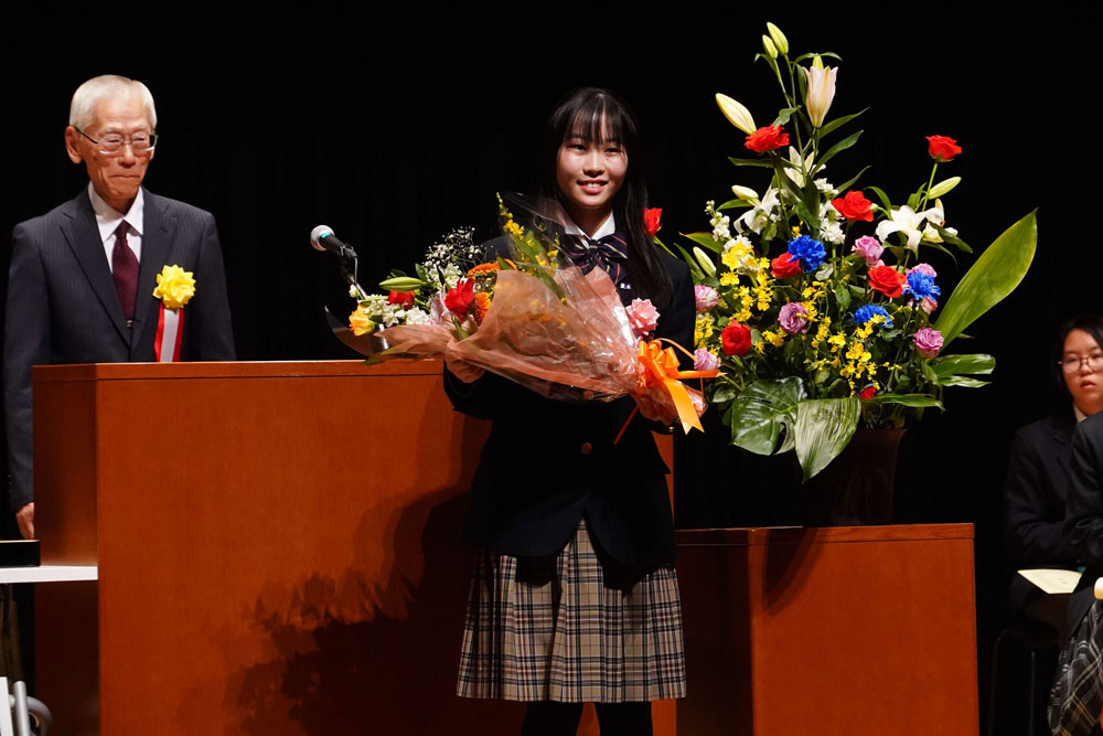 花束をもらっている様子の写真