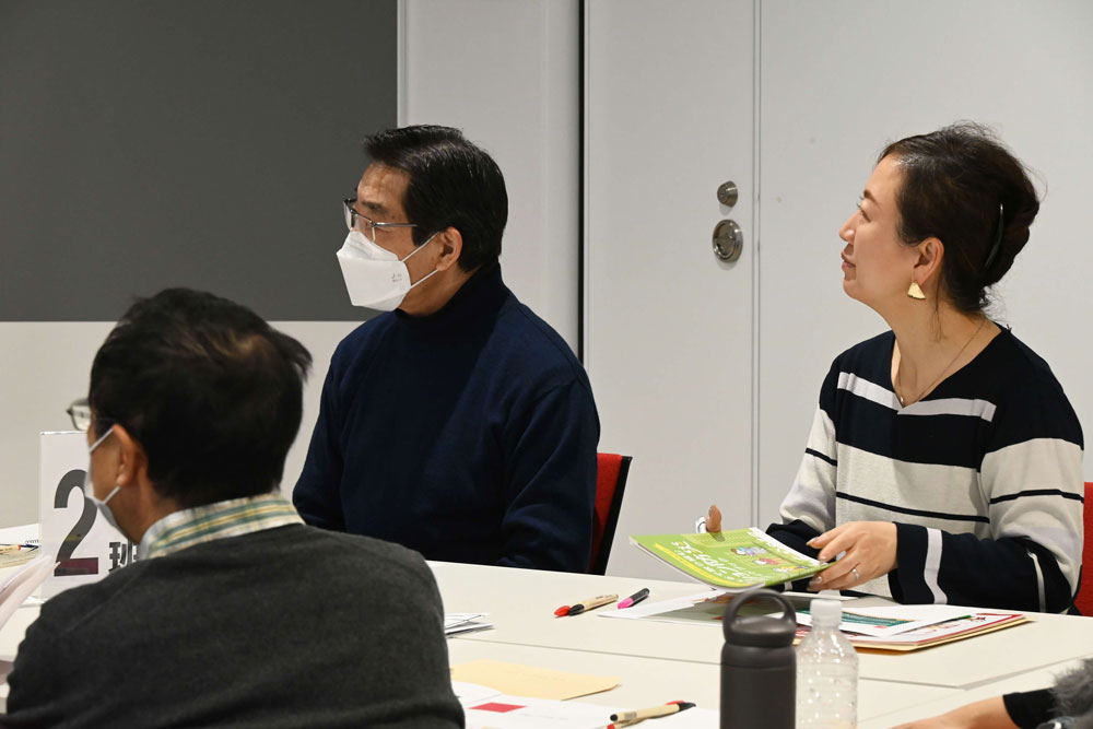 話を聞いている様子の写真
