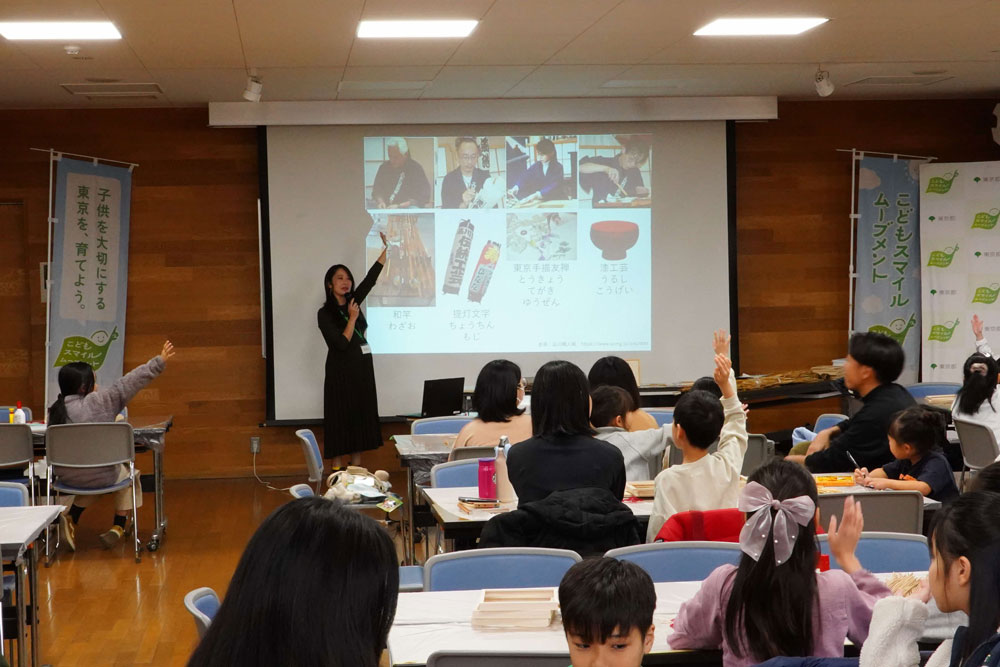 講師があいさつしている様子の写真