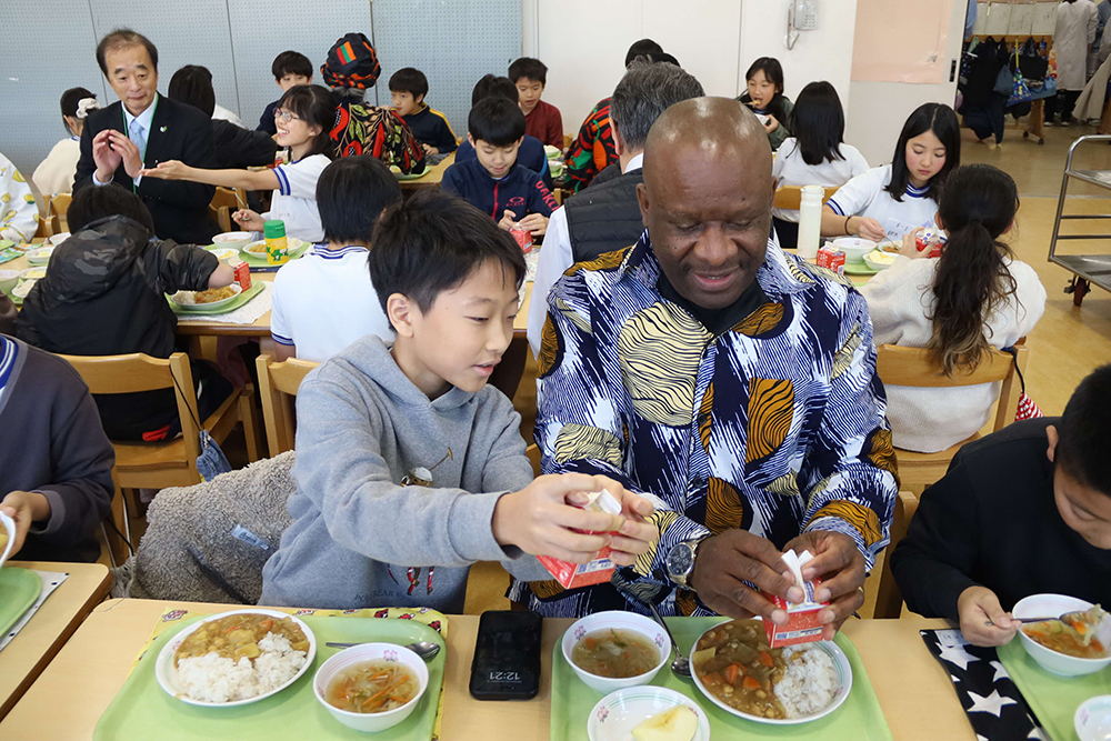 給食を楽しむ一等書記官の画像