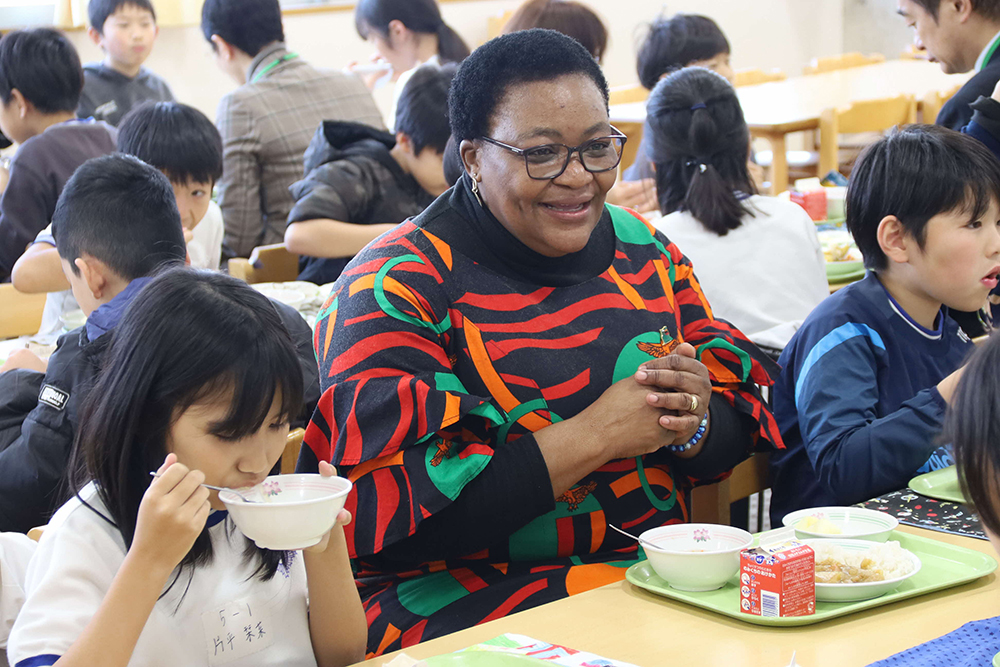 給食を楽しむ参事官の画像