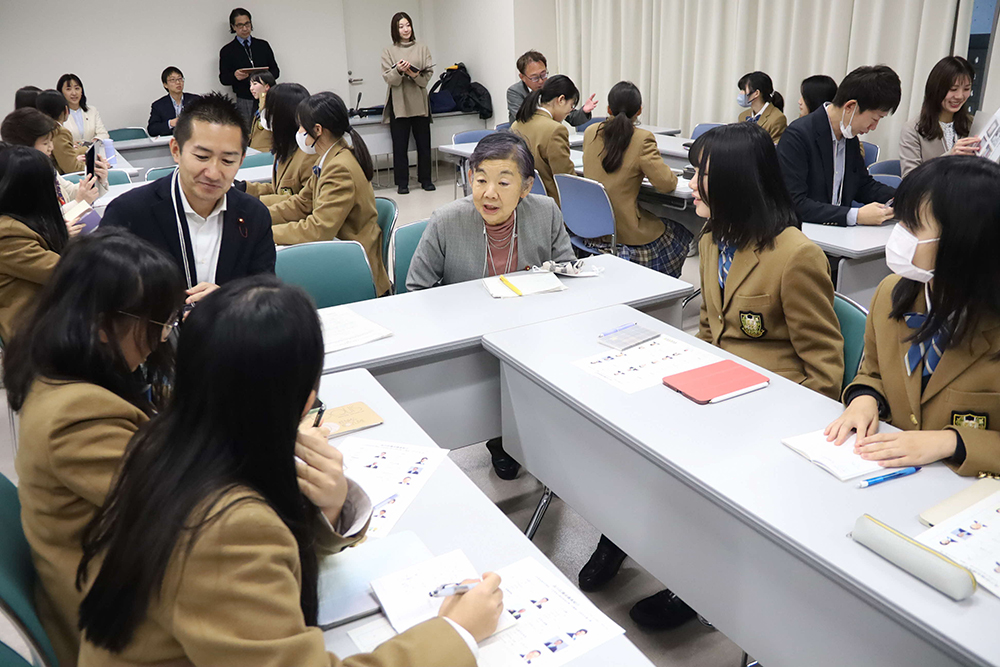 議員と生徒たちの画像