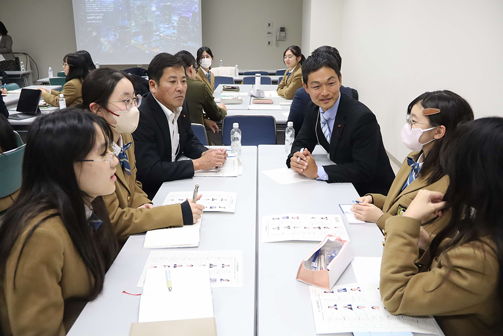 議員と生徒たちの画像