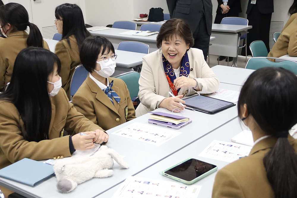 議員と生徒たちの画像