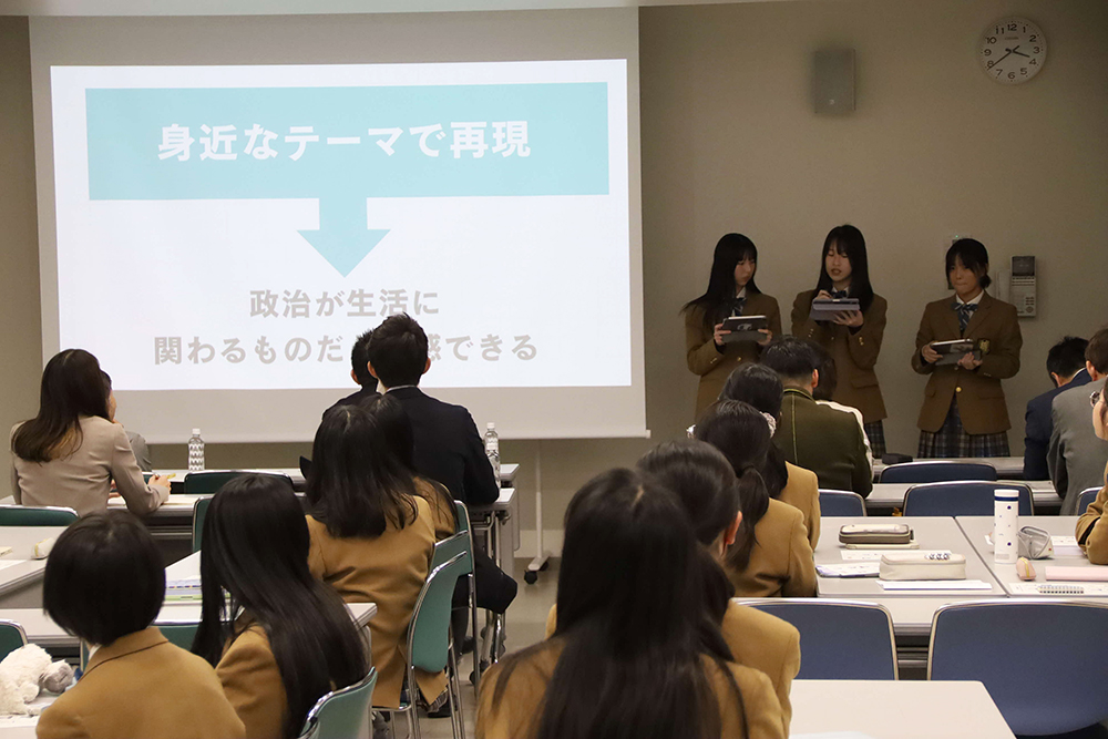 プレゼンする生徒とスクリーンの画像