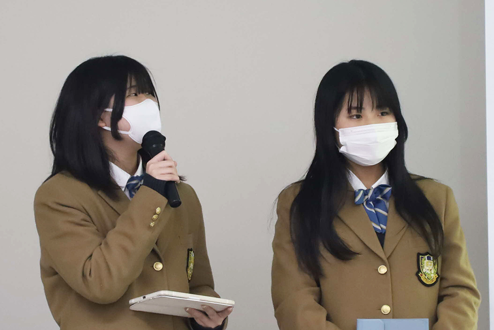 プレゼンする生徒の画像