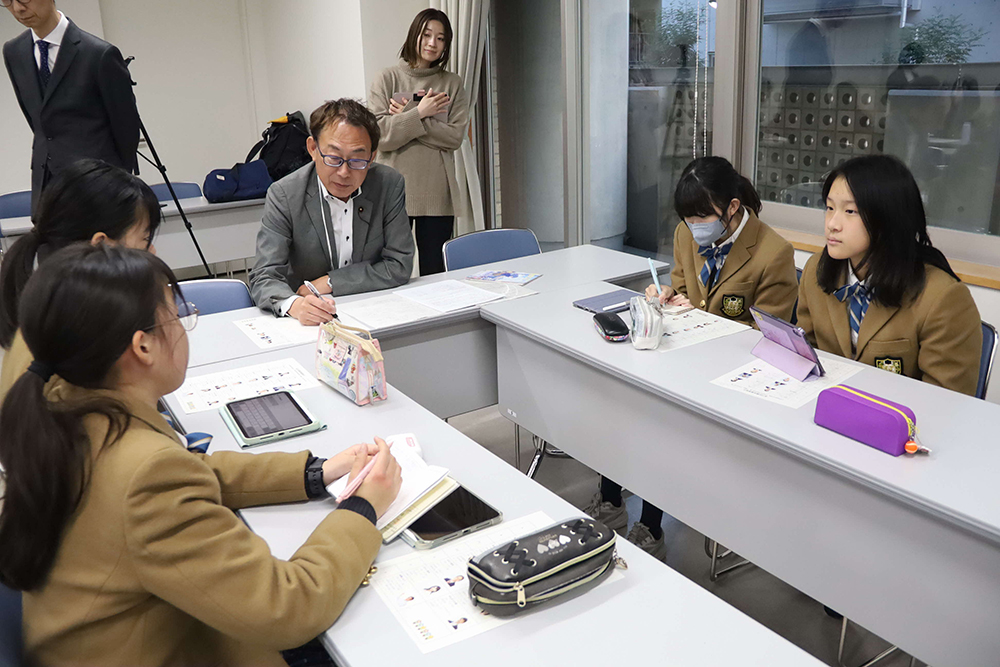 議員と生徒たちの画像