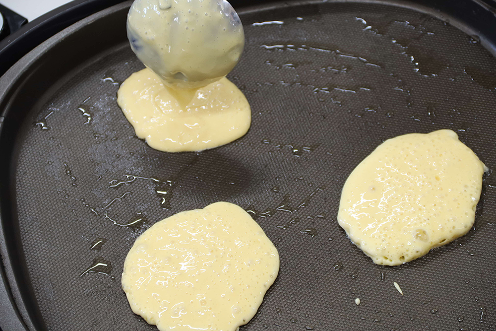パンケーキを焼く画像
