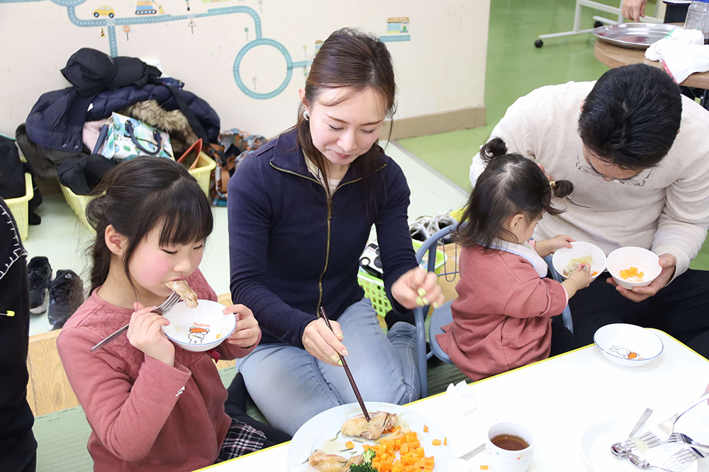チキンを食べる子どもの画像