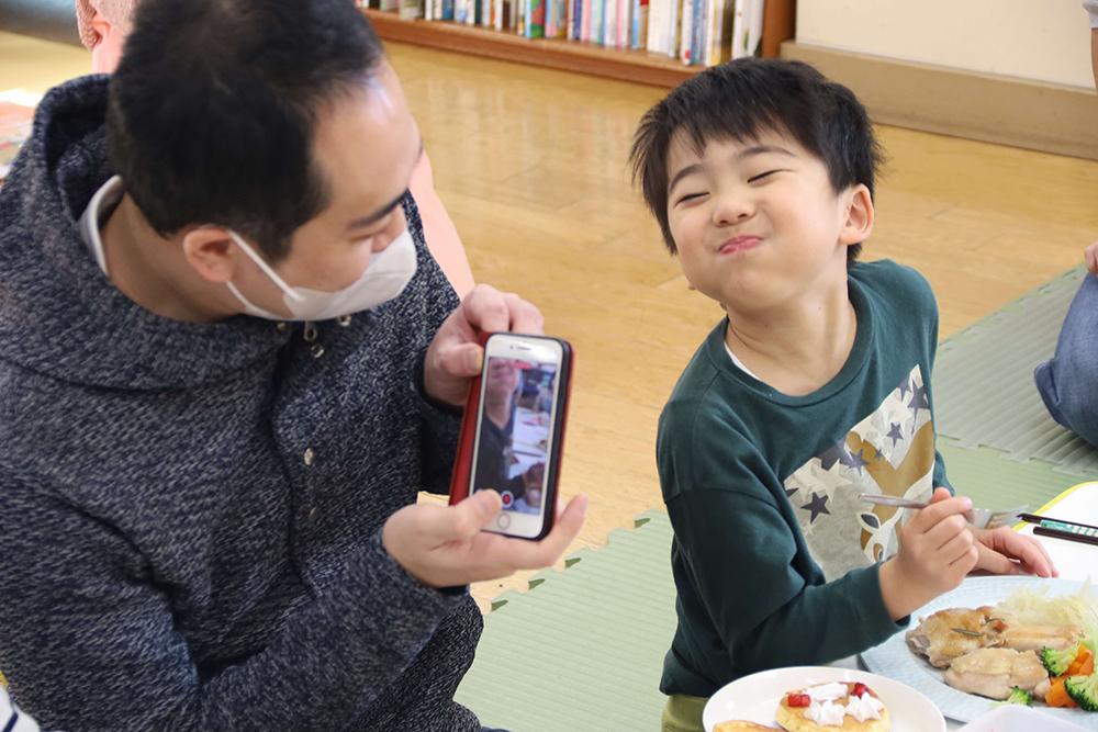 おいしそうな表情の子どもの画像