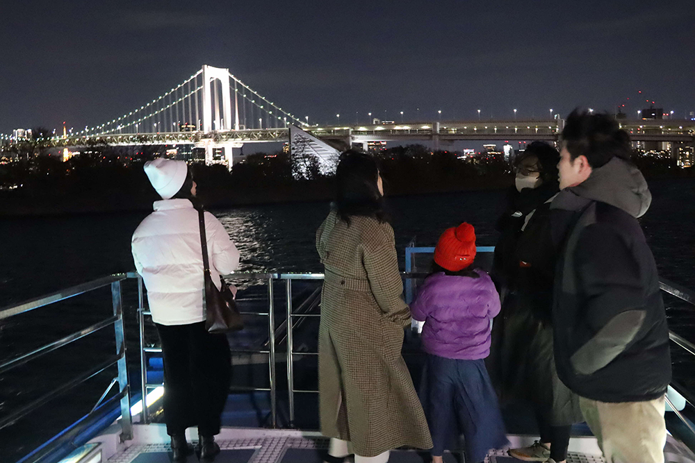 レインボーブリッジと参加者の画像